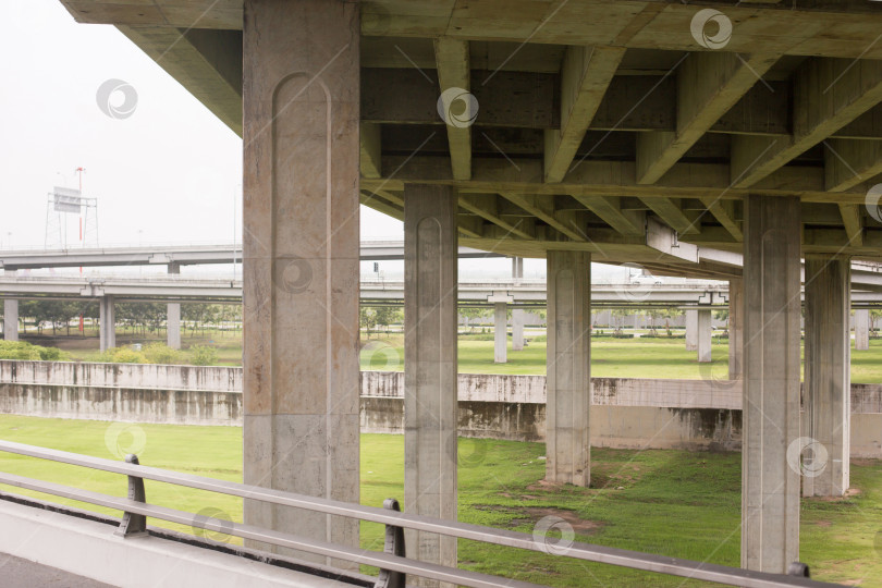 Скачать Бетонные сваи, основание и опоры для дорожной развязки фотосток Ozero