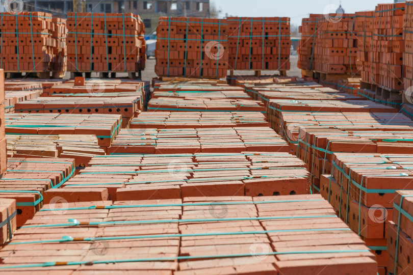 Скачать Поддоны из красного кирпича на строительной площадке фотосток Ozero