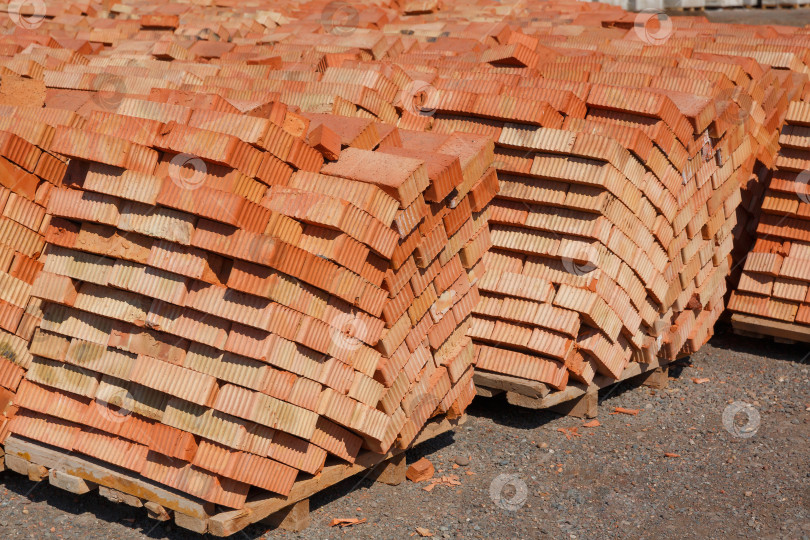Скачать Поддоны из красного кирпича на строительной площадке фотосток Ozero