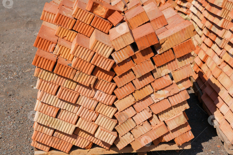 Скачать Поддоны из красного кирпича на строительной площадке фотосток Ozero