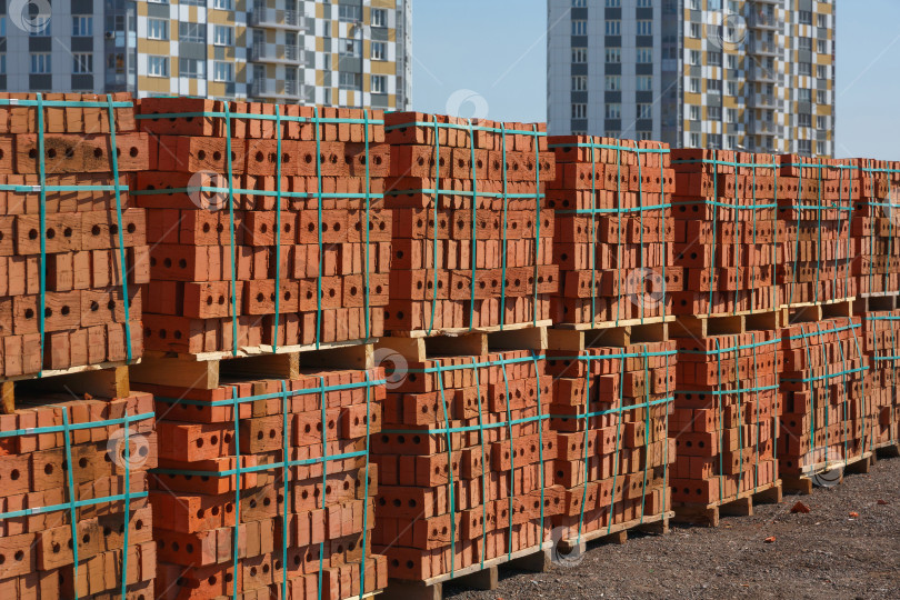 Скачать Поддоны из красного кирпича на строительной площадке фотосток Ozero