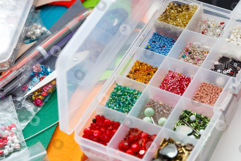 Скачать рабочее пространство, контейнер с бусинами разных цветов фотосток Ozero