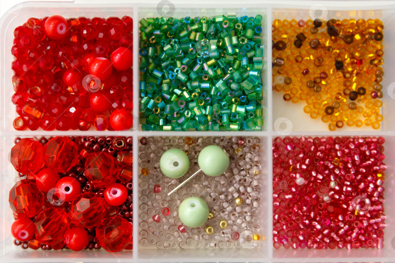 Скачать набор бусин разных цветов и форм в контейнере фотосток Ozero