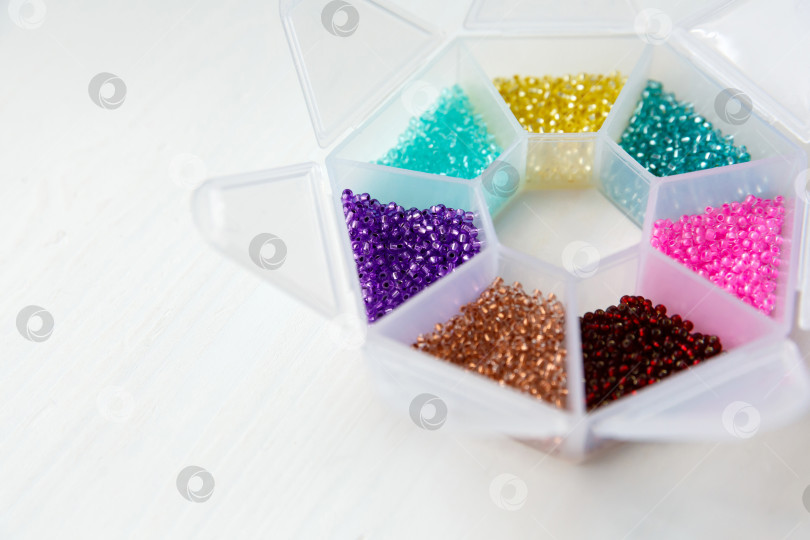 Скачать набор бусин разных цветов в контейнере фотосток Ozero