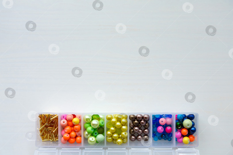 Скачать набор бусин разных цветов и форм в контейнере фотосток Ozero