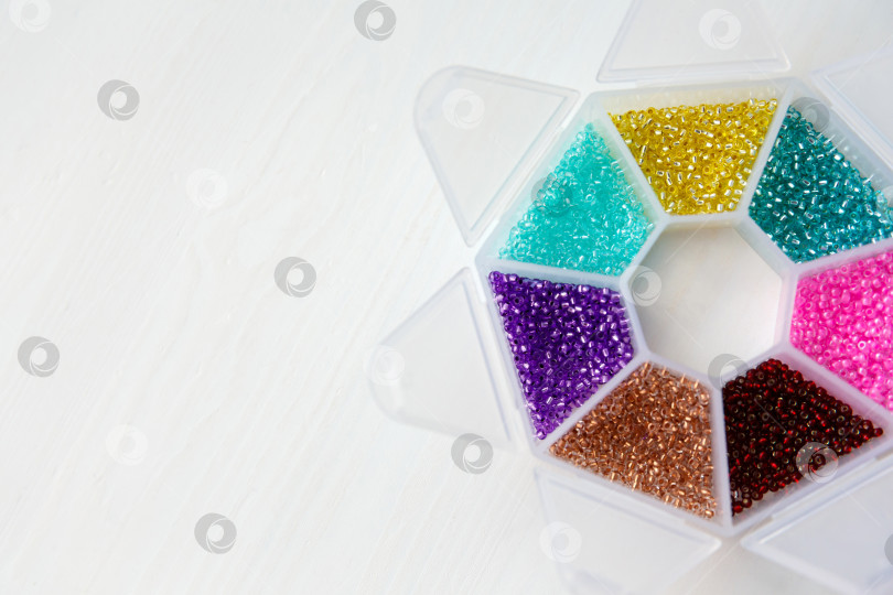 Скачать набор бусин разных цветов в контейнере фотосток Ozero