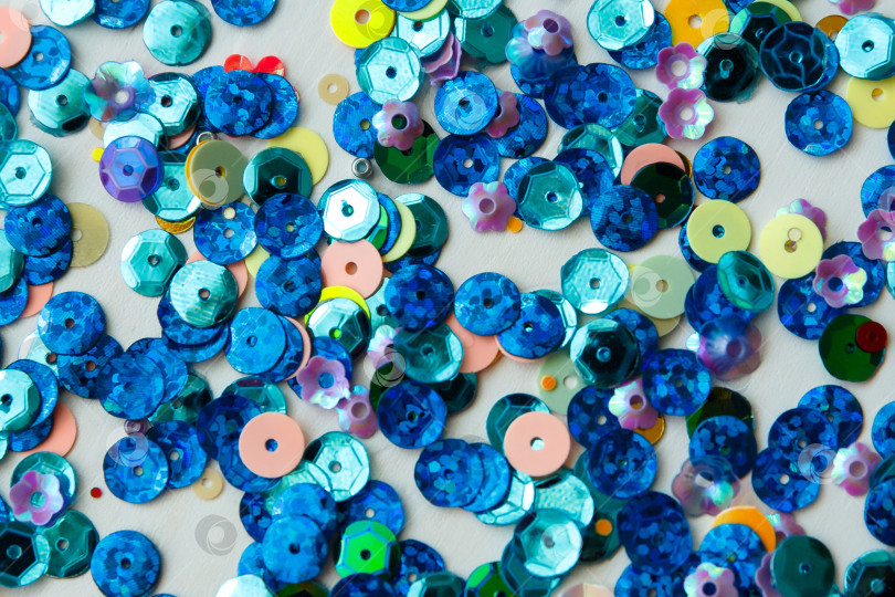 Скачать Цветные и синие блестки на белом фоне фотосток Ozero