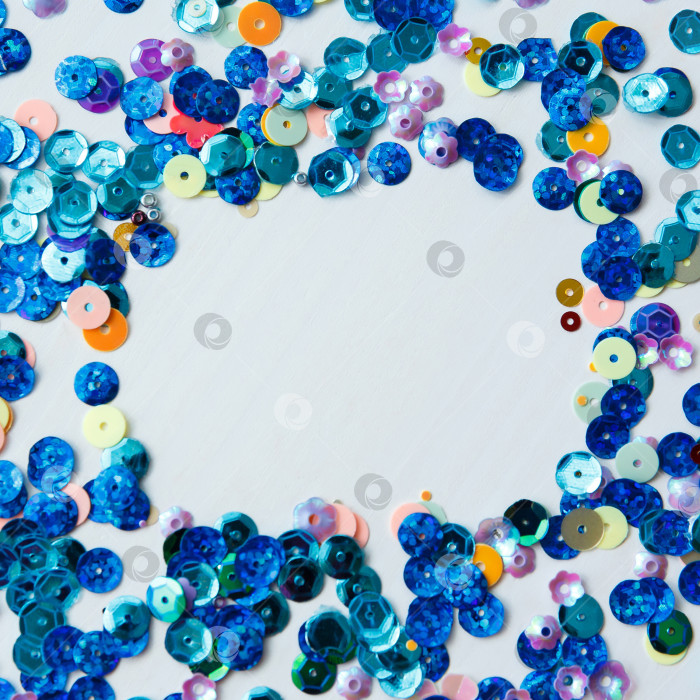 Скачать Цветные и синие блестки на белом фоне фотосток Ozero