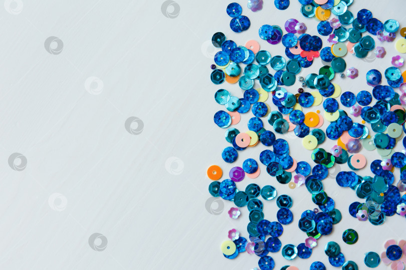 Скачать Цветные и синие блестки на белом фоне фотосток Ozero