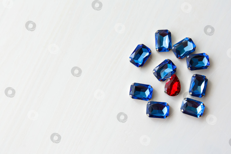 Скачать Синие и красные камни кристаллы бусины на белом деревянном фоне фотосток Ozero