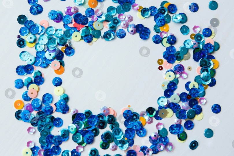 Скачать Цветные и синие блестки на белом фоне фотосток Ozero