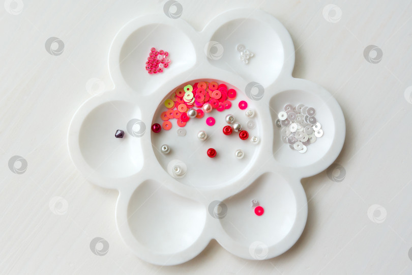 Скачать набор из бисера и пайеток в контейнере в виде цветка фотосток Ozero