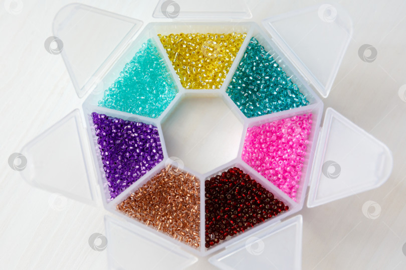 Скачать набор бусин разных цветов в контейнере фотосток Ozero