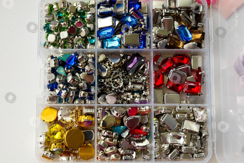 Скачать набор бусин разных цветов и форм в контейнере фотосток Ozero