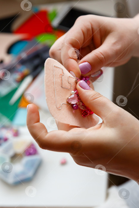 Скачать руками женщина мастерит брошь из бисера и кристаллов фотосток Ozero