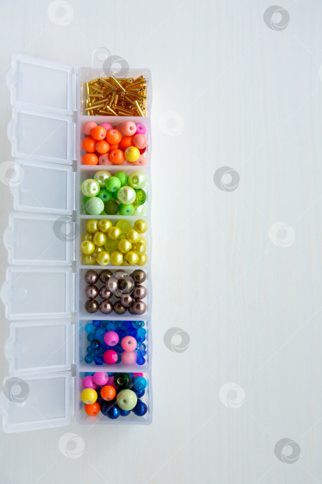 Скачать набор бусин разных цветов и форм в контейнере фотосток Ozero