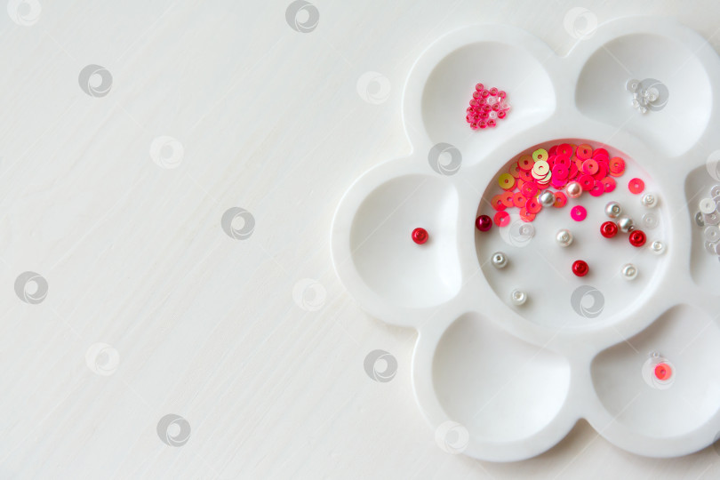 Скачать набор из бисера и пайеток в контейнере в виде цветка фотосток Ozero