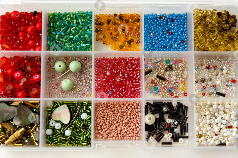 Скачать набор бусин разных цветов и форм в контейнере фотосток Ozero