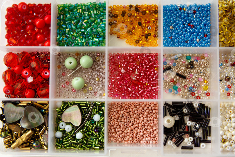 Скачать набор бусин разных цветов и форм в контейнере фотосток Ozero