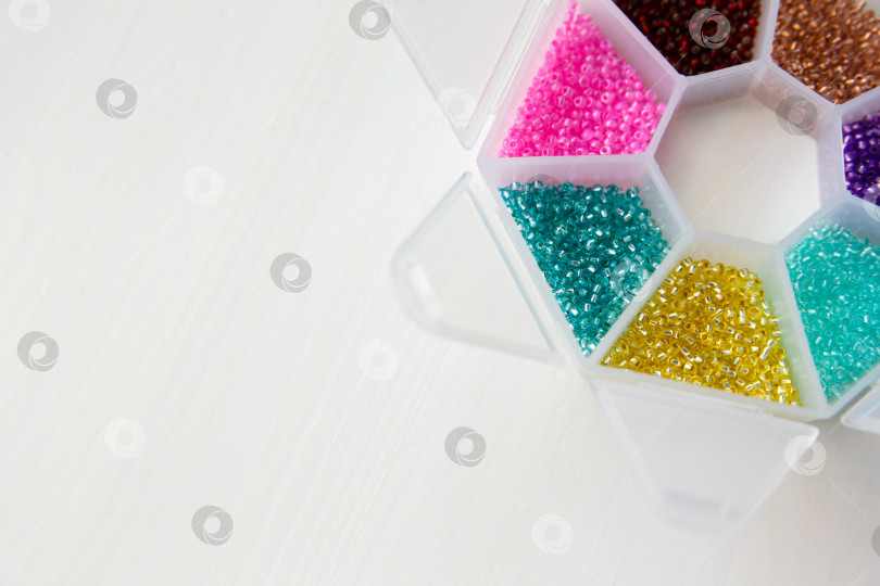 Скачать набор бусин разных цветов в контейнере фотосток Ozero