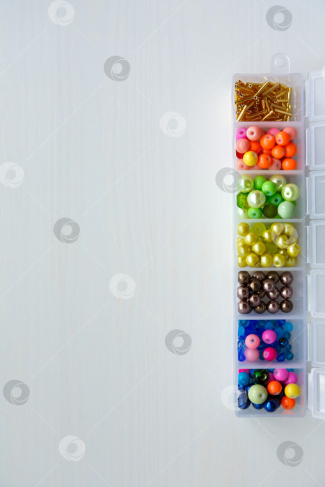 Скачать набор бусин разных цветов и форм в контейнере фотосток Ozero