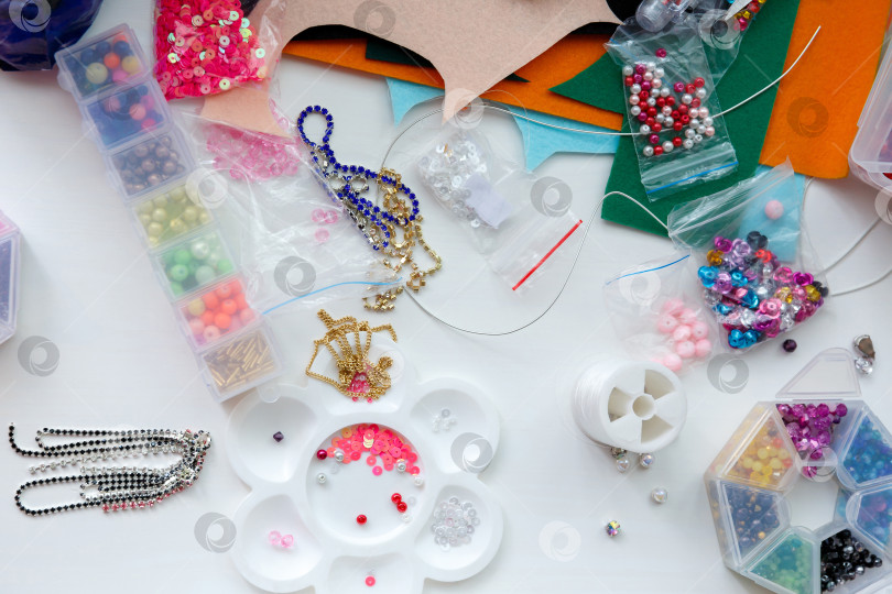 Скачать хобби, беспорядок на столе и рабочее место для вышивания бисером фотосток Ozero