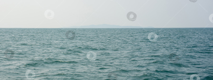 Скачать Небо и море или океан, вдали виден остров фотосток Ozero