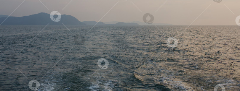 Скачать Синие морские волны и пена на закате фотосток Ozero