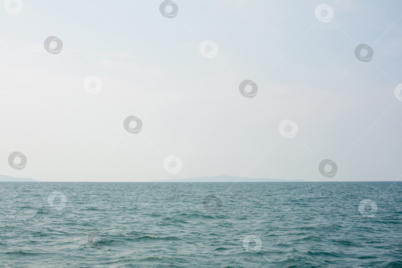 Скачать Небо и море или океан, вдали виден остров фотосток Ozero