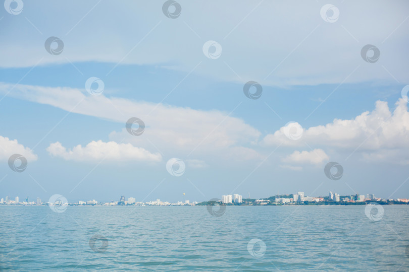 Скачать Город далеко отсюда, на берегу моря или океана фотосток Ozero