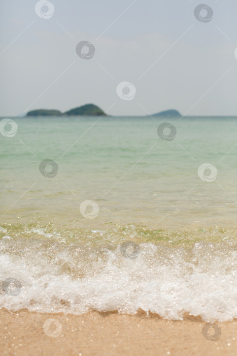 Скачать Солнечные блики на воде. Песчаное дно. Волны и пена на морском берегу фотосток Ozero