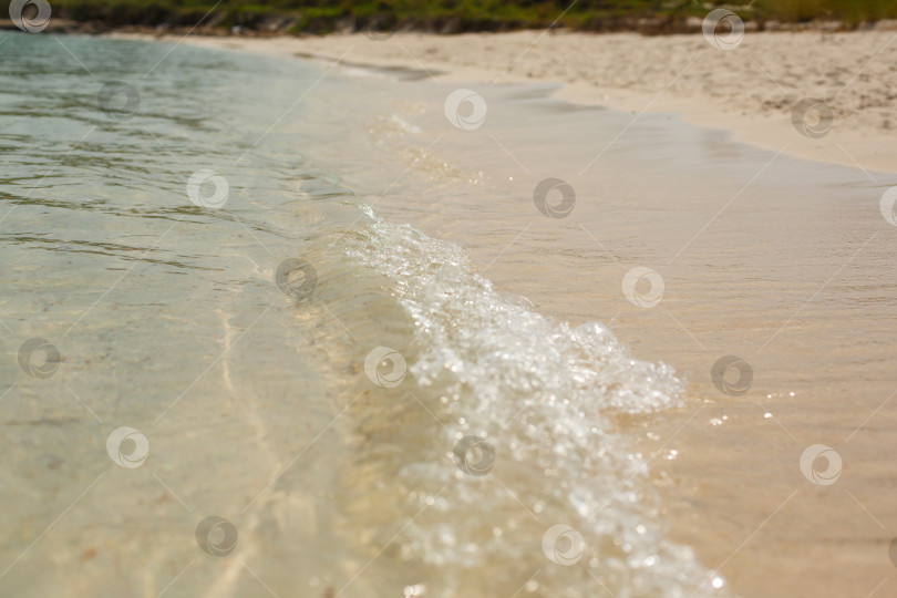 Скачать Солнечные блики на воде. Песчаное дно. Волны и пена на морском берегу фотосток Ozero