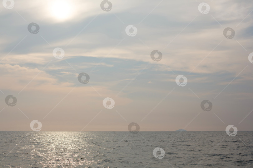 Скачать Солнце опускается к горизонту над морем или океаном фотосток Ozero