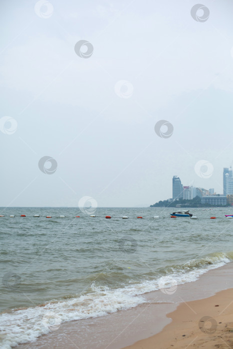 Скачать Морское побережье и город. Волны и пена на морском берегу фотосток Ozero