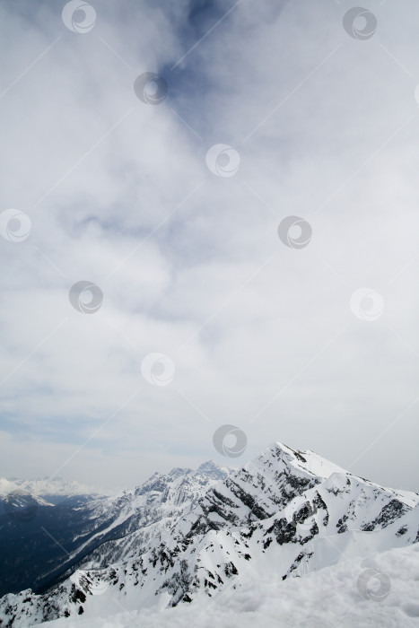Скачать горы в снегу на фоне облаков фотосток Ozero