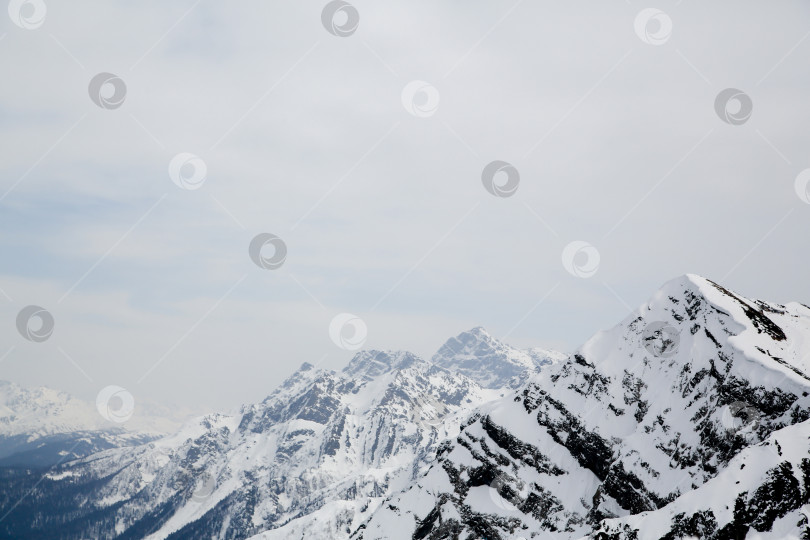 Скачать горы в снегу на фоне облаков фотосток Ozero