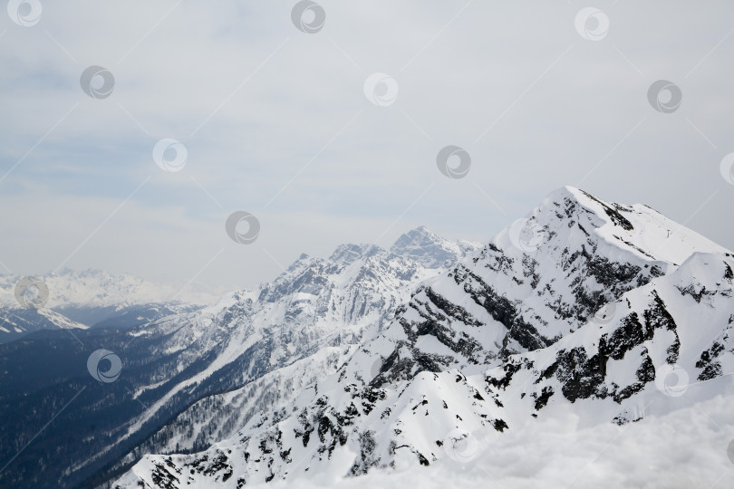 Скачать горы в снегу на фоне облаков фотосток Ozero