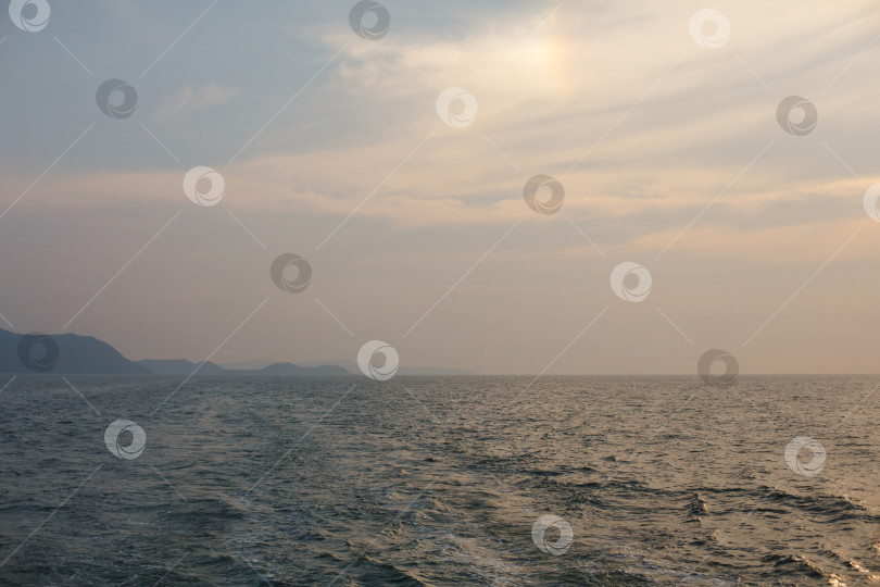 Скачать Синие морские волны и пена на закате фотосток Ozero