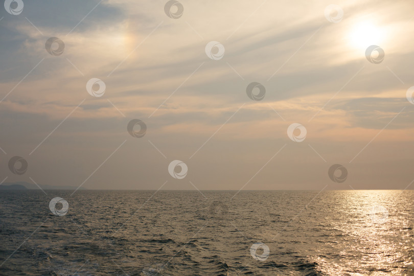 Скачать Солнце опускается к горизонту над морем или океаном фотосток Ozero