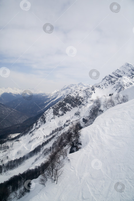 Скачать горы в снегу на фоне облаков фотосток Ozero