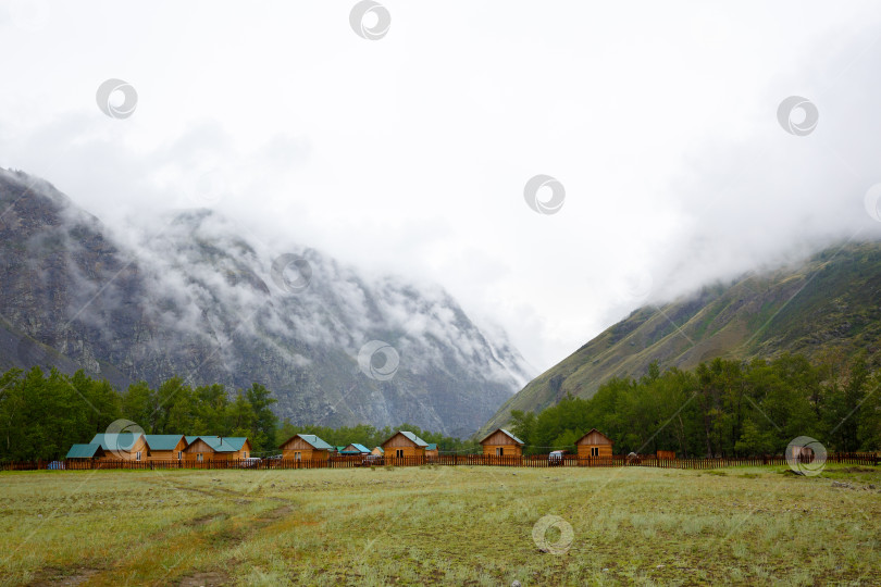 Скачать Лагерь в ущелье между двумя скалами фотосток Ozero