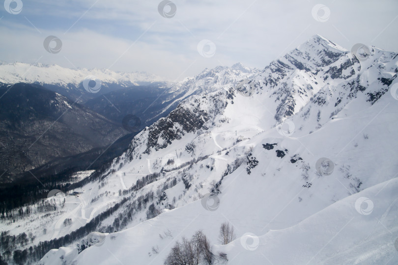 Скачать горы в снегу на фоне облаков фотосток Ozero