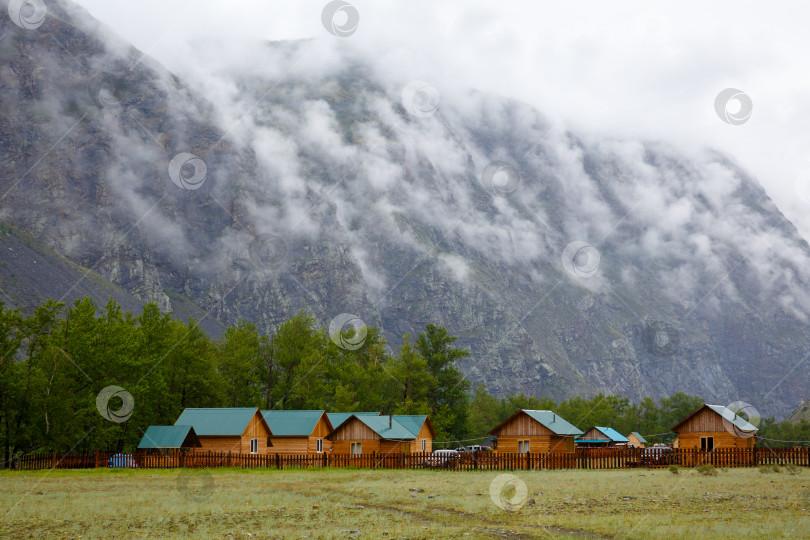 Скачать Разбейте лагерь у подножия скалы фотосток Ozero