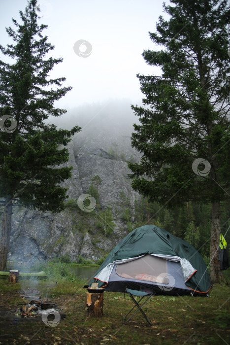 Скачать палатка на берегу реки на фоне скал в тумане фотосток Ozero