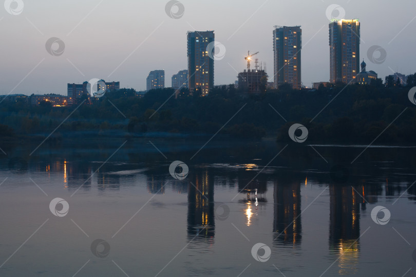 Скачать три здания вечером отражаются в воде фотосток Ozero