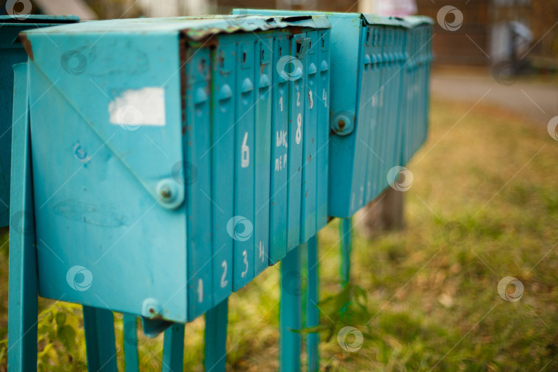 Скачать старые вертикальные металлические почтовые ящики на улице фотосток Ozero
