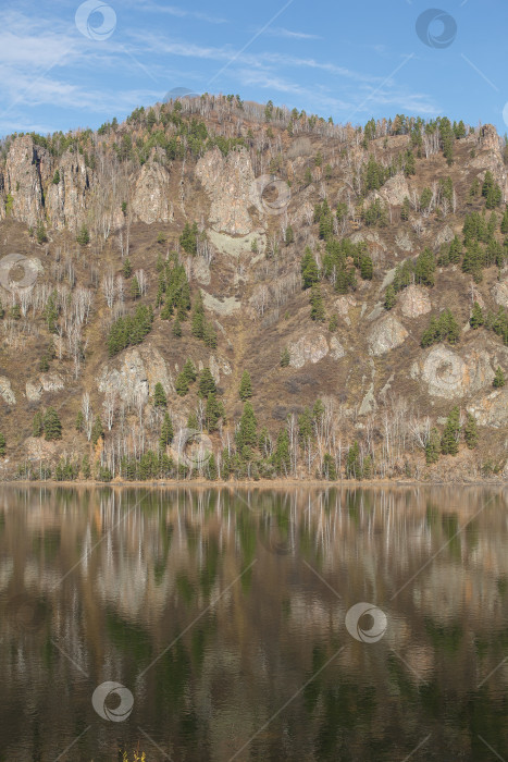 Скачать горы, отражающиеся в воде и голубом небе фотосток Ozero