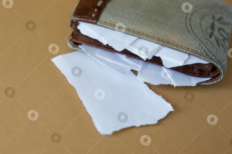 Скачать Пустой бумажник с листками бумаги на простом фоне фотосток Ozero