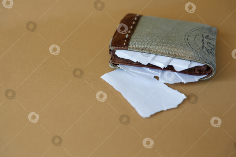 Скачать Пустой бумажник с листками бумаги на простом фоне фотосток Ozero