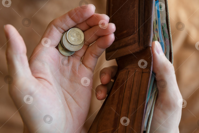 Скачать Кошелек с деньгами в руках мужчины на светлом фоне фотосток Ozero